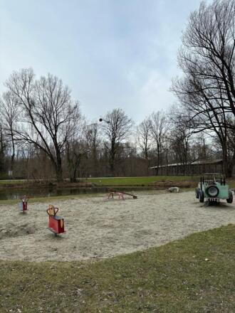 Sandplatz und diverse Spielmöglichkeiten