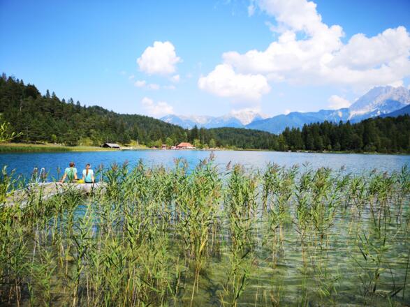 Steg am Lautersee bei Mittenwald in Bayern