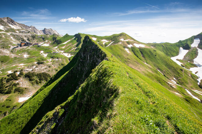 Links die Station "Höfatsblick" der Nebelhornbahn.
