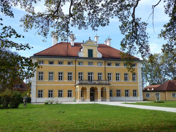 Schloß Frohnburg wurde 1620 an der Hellbrunner Allee erbaut, heute ist hier ein Teil der Universität Mozarteum untergebracht.