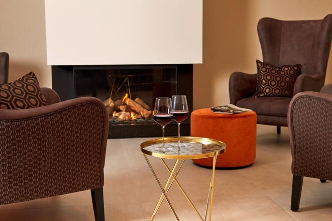 Detail Halle Sessel, Kamin, Feuer, Rotwein