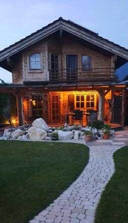 Hausrückseite_abends