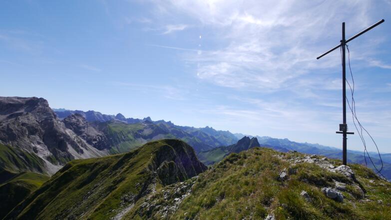 Ausblick vom Schneck auf die Höfats (rechts) und den Großen Wilden (links)