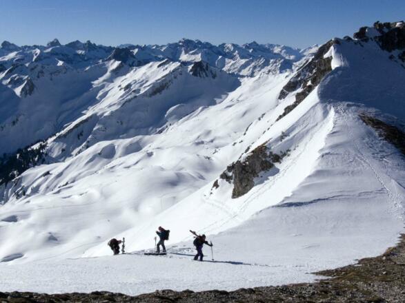 Hinter einer steilen Hangkante ist der Schnee oft abgeblasen ...