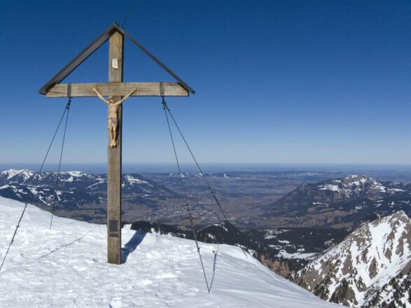 Ein weiter Blick ins schneearme Oberallgäu