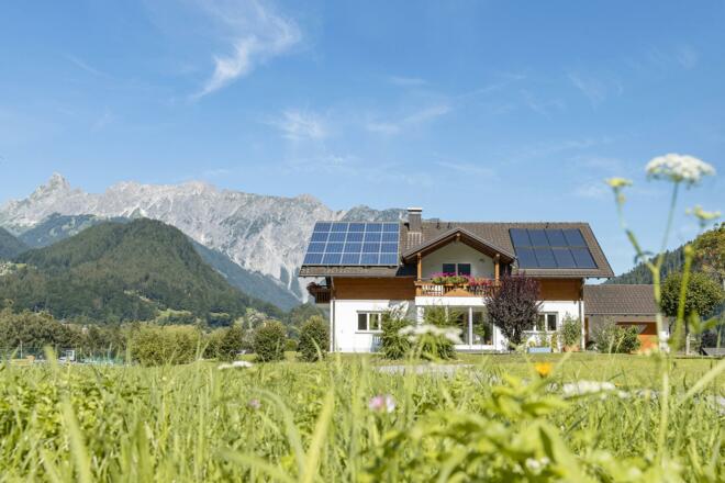 Haus Außen Sommer mit Bergen