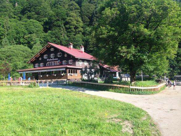 Das Giebelhaus im Sommer