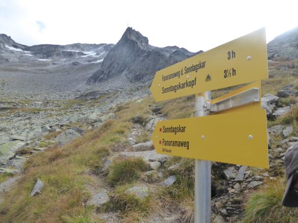 Wegweiser an der Hütte