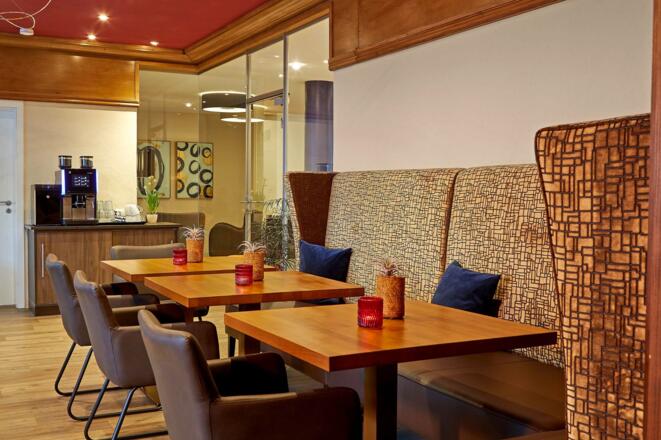 1. Restauarant mit Kaffeemaschine, Blick in Halle