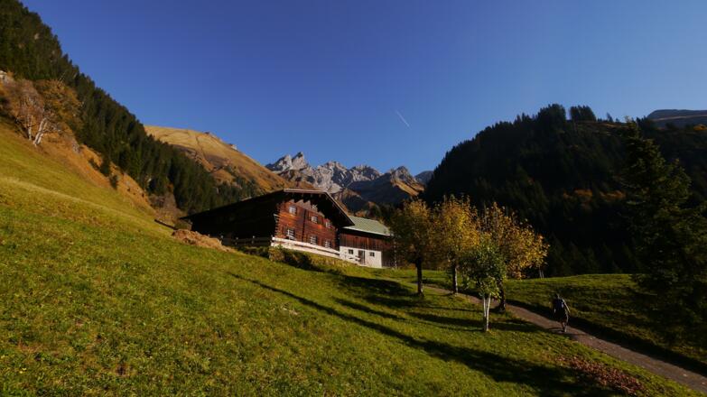 Einödsbach vor einer beeindruckenden Bergkulisse