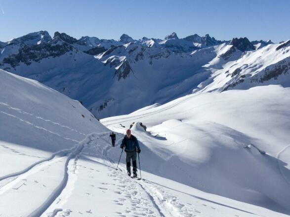 Allmählich schwingen sich die Hänge auf.