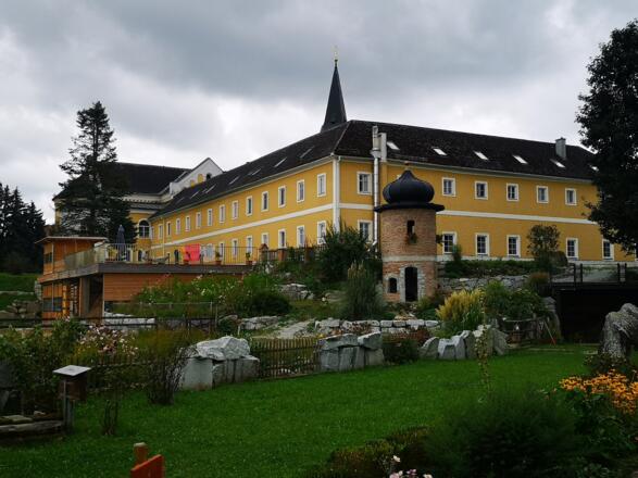 Kloster Pupping mit Klostergarten
