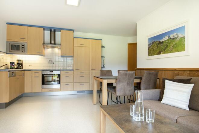 Küche mit Essecke und Couch