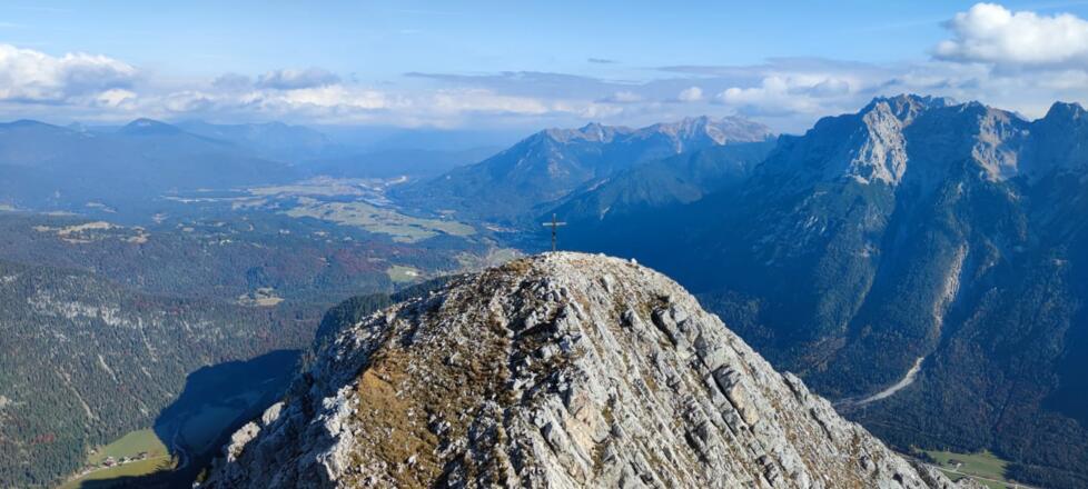 Auf der Großen Arnspitze steht nicht das Gipfelkreuz. Dieses steht etwas unterhalb.
