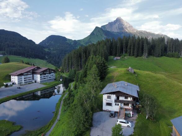 54CDDE4D-D4CC-4C1B-BA3E-C42162BD9295