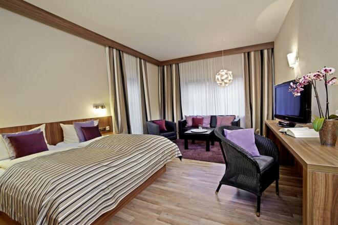 Warme Farben, edle Stoffe und klare Linien