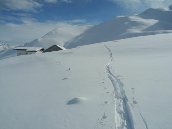 vorbei an der tief eingeschneiten Vallruckalm
