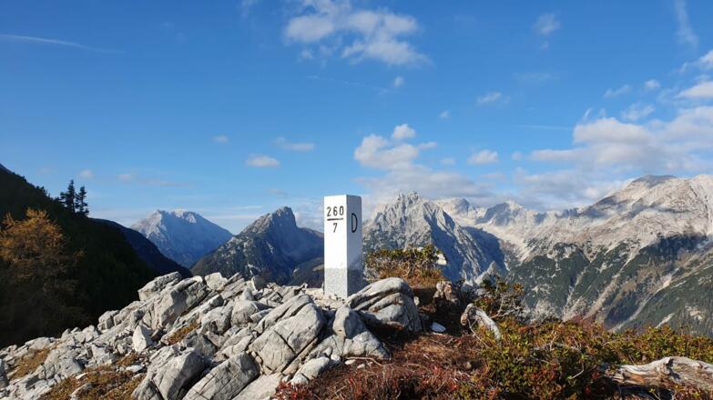 Die Arnspitz-Überschreitung verläuft zu Beginn entlang der deutsch-österreichischen Grenze