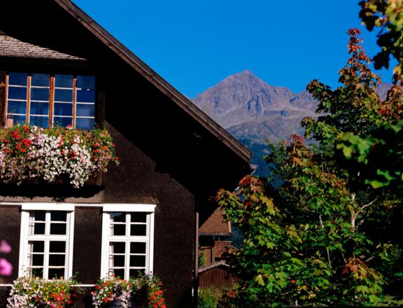 Ortsmitte mit der Lobspitze im Hintergrund