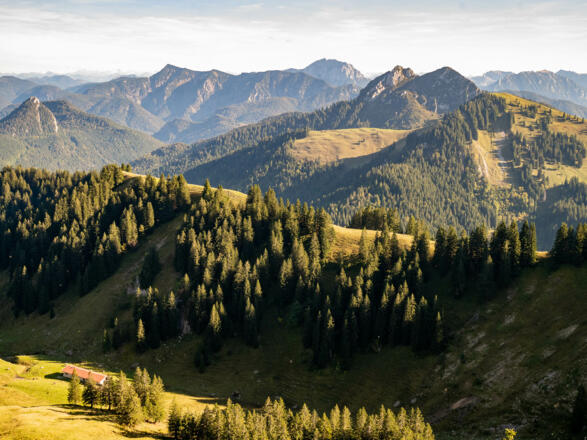 mit Blick auf Leonhardstein, Blaubergkamm, Guffert, Schildenstein.