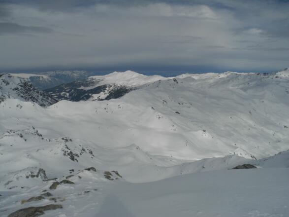Blick über die Abfahrtslinie zum weiteren Weg Richtung Waxen, Almkogel, und Hobarjochen