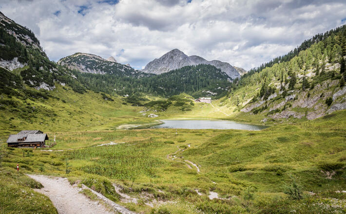 Almkaser am Funtensee, dahinter Kärlingerhaus und der Schneiber