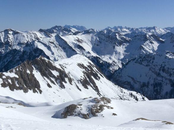 Die großartige Sonnenabfahrt führt am Kleinen Daumen vorbei ...