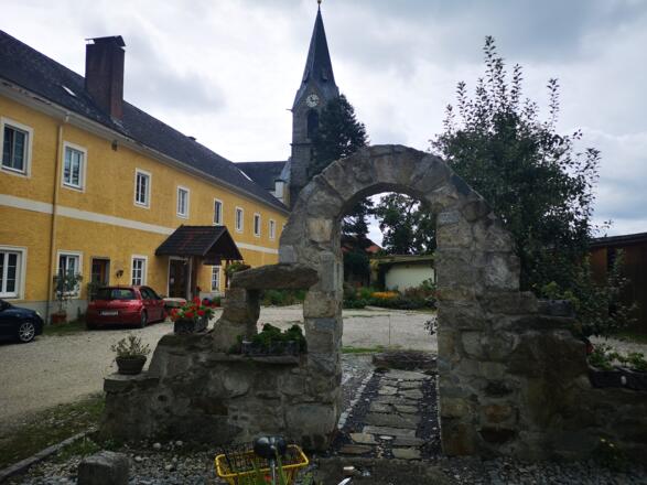 Eingang zum Franziskaner-Kloster Pupping
