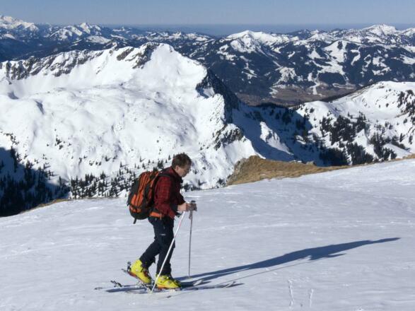 ... doch in den folgenden Gipfelhängen geht es wieder flott mit Fellen voran.