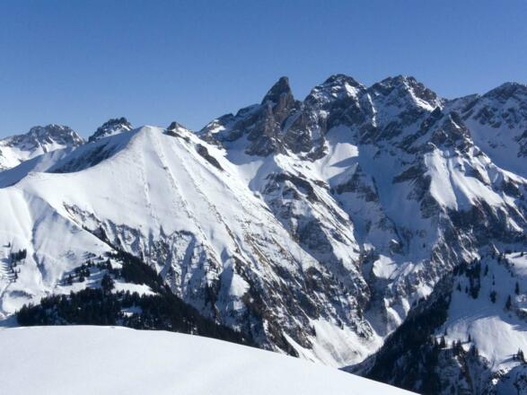 Tolle Gipfelblicke zur Trettachspitze mit ihren Nachbarn
