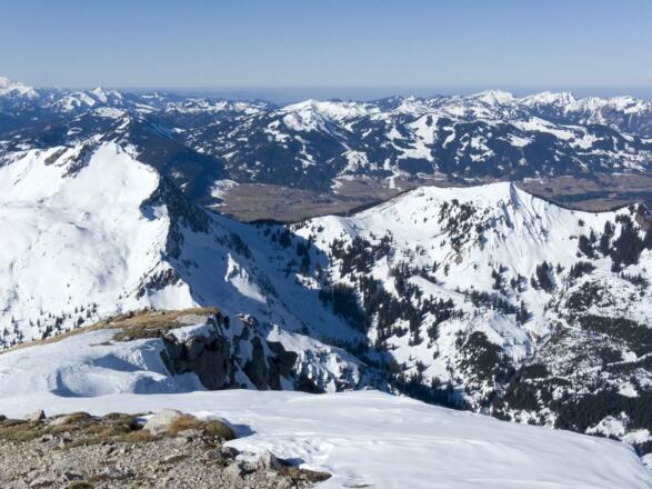 Ausgeruht kann man das Gipfelpanorama genießen.