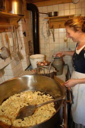Hefteralm Sennerin Irmi beim Kochen