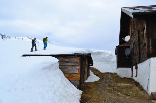 Schneemassen an der Schwarzwasserhütte.
