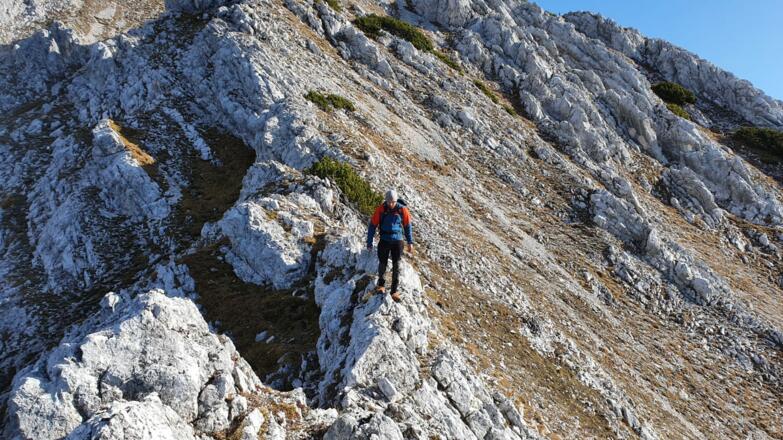 Bergab, entlang des Grates orientierend