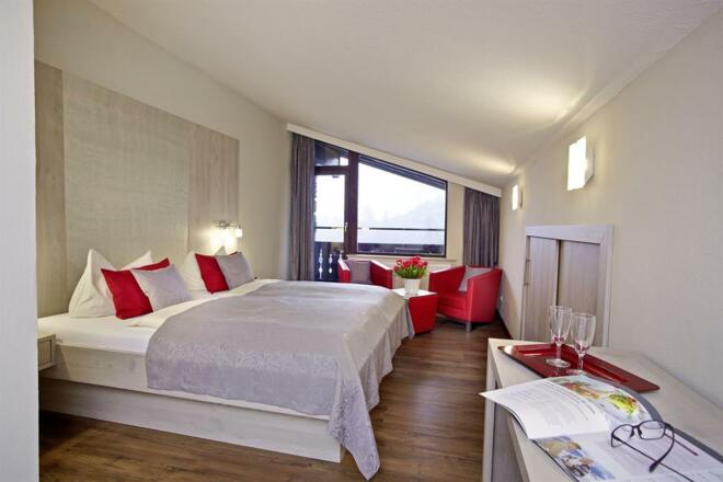 Doppelzimmer in Grau und Rot