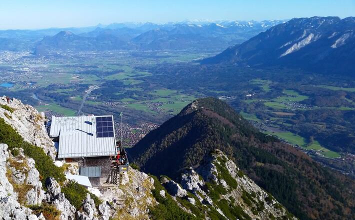 Das "Staufenhaus", Alpenvereinshütte direkt unter dem Gipfel des Hochstaufens