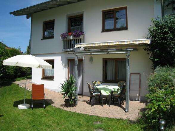 Blick auf die Terrasse der Ferienwohnung