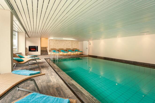 Schwimmbad mit Kamin