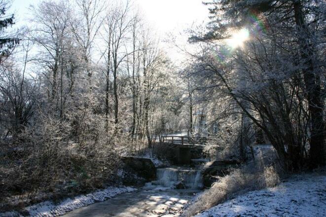 Bach vor dem Haus im Winter