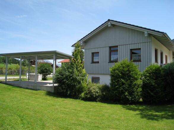 Parkplatz mit Carport