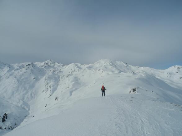 entlang des Kammes führt die Tour auf den Rosskopf (etwas rechts der Bildmitte), in der linken Bildhälfte der Rastkogel mit den Abfahrtsvarianten