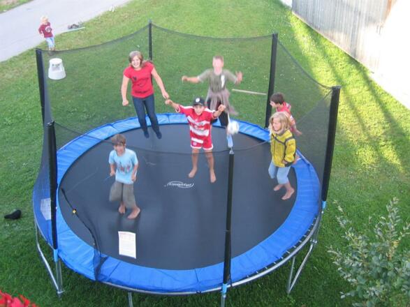 Trampolin im Garten