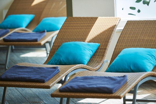 Liegestühle im Hallenbad