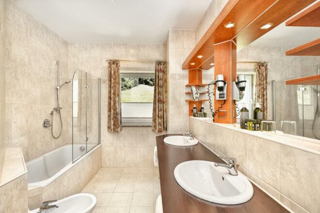 h-hotels_suite-badezimmer-01-oberstaufen-koenigsho