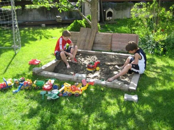 Sandkasten im Garten