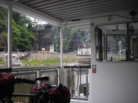 Fähre über die Elbe in Hrensko