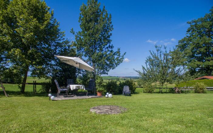 Unser großer Garten mit wunderschöner Terasse