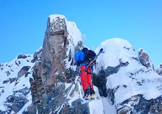 Der Arlberger Winterklettersteig ist ein besonderes, anspruchsvolles Erlebnis. Hier eine der mit D bewerteten Schlüsselstellen.