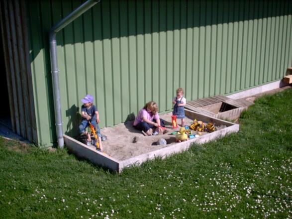 Sandkasten hinter dem Haus
