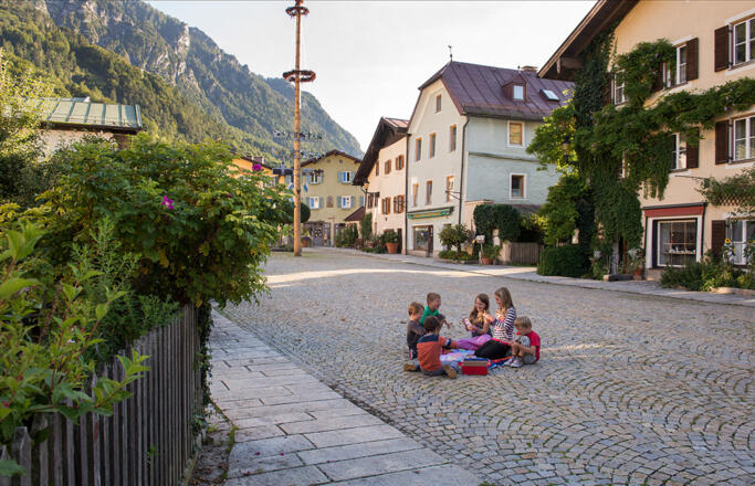 Kinder spielen am Florianiplatz